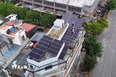 Lắp đặt hệ thống điện mặt trời mái nhà tại các hộ dân phường Ngô Quyền, thành phố Hải Phòng. (Ảnh: Hoàng Ngọc/TTXVN)