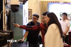 Doanh nghiệp giới thiệu sản phẩm công nghệ tại Diễn đàn Kinh tế Thành phố Hồ Chí Minh - tỉnh Hyogo năm 2025. (Ảnh: Xuân Anh/TTXVN)