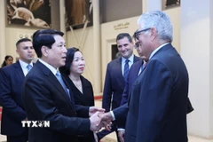 Chủ tịch nước Lương Cường chia sẻ cảm xúc với thân nhân cố Tổng thống Ai Cập Gamal Abdel Nasser sau khi tham quan bảo tàng. (Ảnh: Lâm Khánh/TTXVN)