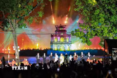 Màn trình diễn ánh sáng 3D Mapping trên Tháp Rùa kết hợp hệ thống màn nước. (Ảnh: Khánh Hòa/ TTXVN)