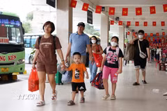 Nhiều người lao động ủng hộ phương án hoán đổi ngày nghỉ bù dịp nghỉ lễ Giỗ tổ Hùng Vương năm 2026. (Ảnh: Quốc Khánh/TTXVN)