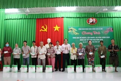 Vĩnh Long: Trao quà Tết cho gia đình chính sách, hộ nghèo và cận nghèo