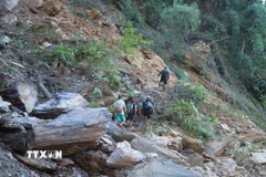 Một điểm sạt lở núi nghiêm trọng gây tắc đường và cô lập hoàn toàn bản Na Ngân trong những ngày qua. (Ảnh: Xuân Tiến/TTXVN)