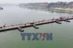 Các phương tiện được đi qua cầu phao Đoan Hùng