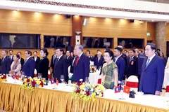 Tổng Bí thư Tô Lâm và Phu nhân, Tổng Bí thư, Chủ tịch nước Lào Thongloun Sisoulith và Phu nhân và các đồng chí lãnh đạo Đảng, Nhà nước Việt Nam-Lào thực hiện nghi lễ chào cờ. (Ảnh: Thống Nhất/TTXVN)