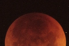 Rạng sáng 8/9/2025, tại Việt Nam, người yêu thiên văn có thể bắt đầu theo dõi từ hiện tượng hiện tượng nguyệt thực toàn phần, thường được gọi là “trăng máu” khoảng từ 2h đến gần 4h. (Ảnh: Phạm Tuấn Anh /TTXVN)