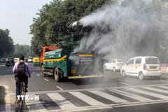 Phun nước trên đường phố để làm giảm tình trạng ô nhiễm không khí tại New Delhi, Ấn Độ. (Ảnh: ANI/TTXVN)