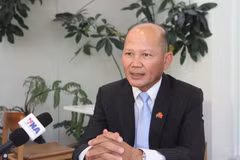 Ông Uch Leang - Quyền Vụ trưởng Vụ Nghiên cứu Á - Phi và Trung Đông, Viện Quan hệ Quốc tế Campuchia, Viện Hàn lâm Hoàng gia Campuchia (RAC), Chủ tịch Hội cựu sinh viên Campuchia học tập tại Việt Nam (CAVA) trả lời phỏng vấn phóng viên TTXVN thường trú tại Phnom Penh. (Ảnh: Minh Hưng/TTXVN)