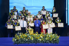 Các cá nhân, tập thể nhận Giải thưởng “Tình nguyện quốc gia”. (Ảnh: Thu Hương/TTXVN)