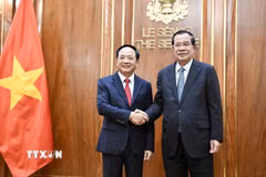 Chủ tịch CPP, Chủ tịch Thượng viện Campuchia Samdech Techo Hun Sen (phải) đón Trưởng Ban Tuyên giáo và Dân vận Trung ương Trịnh Văn Quyết tại trụ sở Thượng viện Campuchia. (Ảnh: Quang Anh/TTXVN)