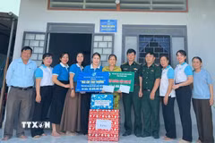 Ngày 21/5/2025, Hội Liên hiệp Phụ nữ tỉnh Bình Định phối hợp với Bộ chỉ huy Bộ đội Biên phòng tỉnh bàn giao “Mái ấm tình thương” và hỗ trợ sinh kế cho các hội viên phụ nữ nghèo trên địa bàn nhằm giúp họ an cư lạc nghiệp. (Ảnh: TTXVN phát)