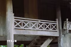 Họa tiết hoa văn trang trí trên lan can gần cầu thang lên xuống của ngôi nhà sàn tạo điểm nhấn cho không gian tầng 2 của ngôi nhà sàn của đồng bào Thái trong thung lũng Bình Chuẩn. (Ảnh: Xuân Tiến/TTXVN)
