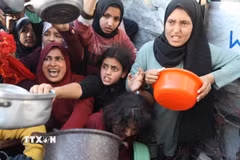Người dân chờ nhận thức ăn cứu trợ tại Beit Lahia, miền Bắc Dải Gaza ngày 22/3/2025. (Ảnh: THX/TTXVN)