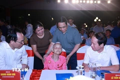 Thủ tướng Phạm Minh Chính gặp Mẹ Việt Nam Anh hùng tại Lễ thắp nến tri ân các Anh hùng liệt sỹ tại Nghĩa trang Liệt sỹ Quốc gia Trường Sơn. (Ảnh: Dương Giang/TTXVN)