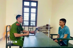 Cơ quan điều tra làm việc với tài xế Lê Ngọc Thành. (Ảnh: Công an Hà Tĩnh)