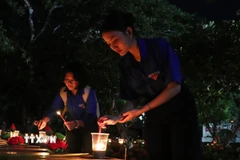 Thanh niên Cần Thơ thắp nến tri ân các Anh hùng liệt sỹ. (Ảnh: Hồng Thái/TTXVN)
