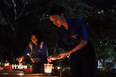 Thanh niên Cần Thơ thắp nến tri ân các Anh hùng liệt sỹ. (Ảnh: Hồng Thái/TTXVN)