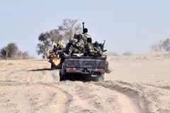 Binh sỹ Niger tuần tra tại khu vực Bosso. (Ảnh: AFP/TTXVN)