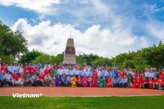 Đoàn công tác trên đảo Trường Sa. (Ảnh: Đặng Anh Tâm/Vietnam+)