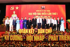 Bí thư Tỉnh ủy Đồng Nai Vũ Hồng Văn chụp ảnh lưu niệm cùng các đồng chí trong Ban Chấp hành, Ban Thường vụ Đảng ủy xã Long Thành. (Ảnh: Sỹ Tuyên/TTXVN)