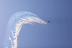 Màn trình diễn phun bẫy nhiệt của máy bay tiêm kích Su-30MK2 trên bầu trời Thành phố Hồ Chí Minh. (Ảnh: Hồng Giang/TTXVN)