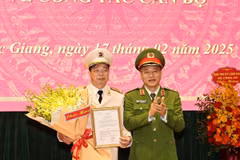 Trung tướng Nguyễn Văn Long, Ủy viên Ban Thường vụ Đảng ủy Công an Trung ương, Thứ trưởng Bộ Công an trao quyết định bổ nhiệm Đại tá Nguyễn Quang Vinh giữ chức Giám đốc Công an tỉnh Bắc Giang. (Ảnh: Danh Lam/TTXVN)
