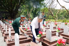 Tổng Bí thư, Chủ tịch nước Tô Lâm thắp hương trên phần mộ các Anh hùng, liệt sỹ. (Ảnh: Thống Nhất/TTXVN)