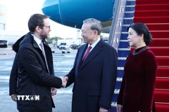 Lễ đón Tổng Bí thư Tô Lâm và Phu nhân tại Sân bay London Stansted. (Ảnh: Thống Nhất/TTXVN)