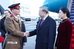 Các quan chức Chính phủ Anh đón Tổng Bí thư Tô Lâm và Phu nhân tại Sân bay London Stansted. (Ảnh: Thống Nhất/TTXVN)