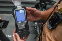 Kiểm tra nồng độ cồn. (Ảnh minh họa: Phạm Kiên/TTXVN)