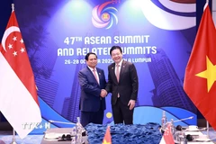 Thủ tướng Phạm Minh Chính gặp Thủ tướng Singapore Lawrence Wong. (Ảnh: Dương Giang/TTXVN)