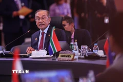 Thủ tướng Malaysia Anwar Ibrahim phát biểu tại EAS-20. (Ảnh: Bernama/TTXVN phát)