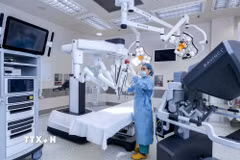 Bệnh viện FV trang bị robot phẫu thuật Da Vinci Xi - thế hệ robot phẫu thuật tiên tiến nhất trên thế giới. (Ảnh: TTXVN phát)