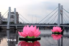 Mỗi đóa hoa sen tượng trưng cho mỗi bước chân đầu tiên của Đức Phật Thích Ca Mâu Ni theo điển tích “7 đóa sen hồng nâng gót tịnh”.(Ảnh: Hồng Hiếu/TTXVN)
