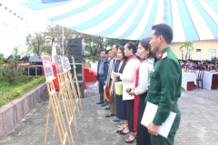 Đại biểu tham quan khu triển lãm, giới thiệu sách. (Nguồn: Báo Đà Nẵng)