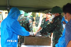 Toàn bộ quy trình đều được tiến hành chặt chẽ, khoa học và trang nghiêm. (Ảnh: TTXVN phát)