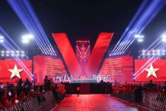 Cả khán đài chung nhịp đập cùng hòa vang bài Tiến quân ca. (Ảnh: Thanh Tùng/TTXVN)