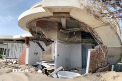 Các căn vila tại khu du lịch và nhà nghỉ Xuân Thành (Hà Tĩnh) bị hư hỏng, đổ sập. (Ảnh: Công Tường/TTXVN)