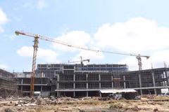 Công trường thi công Dự án đầu tư xây dựng Bệnh viện đa khoa Cà Mau với quy mô 1.200 giường. (Ảnh: Tuấn Phi/TTXVN)