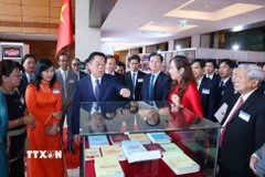 Đại biểu tham quan triển lãm 'Thành tựu 50 năm nền văn học, nghệ thuật Việt Nam' ngày 25/4/2025. (Ảnh: Phương Hoa/TTXVN)