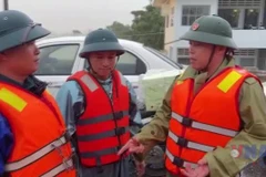 Đà Nẵng: Những chiếc thuyền vượt nước lũ mang nhu yếu phẩm đến cho người dân