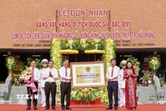Lãnh đạo thành phố Hải Phòng, huyện Kiến Thụy đón nhận Bằng xếp hạng Di tích quốc gia đặc biệt. (Ảnh: Minh Huệ/TTXVN)