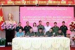Các trưởng khu ký cam kết chấp hành pháp luật trong phòng chống xuất nhập cảnh trái phép. (Ảnh: TTXVN phát)