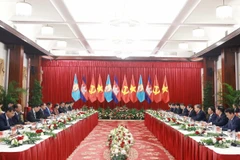 Cuộc gặp cấp cao giữa Bộ Chính trị Đảng Cộng sản Việt Nam và Ban Thường vụ Đảng Nhân dân Campuchia. (Ảnh: Thống Nhất/TTXVN)