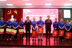 Bộ trưởng Bộ Công an Lương Tam Quang và Bí thư Tỉnh ủy Hưng Yên Nguyễn Hữu Nghĩa trao quà cho công nhân, người lao động trên địa bàn tỉnh Hưng Yên. (Ảnh: Đinh Văn Nhiều/TTXVN)