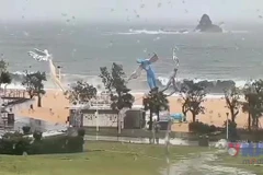 Bão Wipha vào Trung Quốc, gió thổi dữ dội, cây cối gãy đổ, sóng biển dâng cao