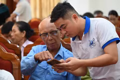 Hơn 100.000 tài khoản cài đặt ứng dụng i-HaTinh. (Ảnh: Hoàng Ngà/TTXVN)