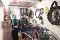 Ông giáo già 20 năm nhặt sắt vụn dệt nên những vòng xe cổ tích