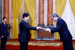 Chủ tịch nước Lương Cường nhận Quốc thư từ Đại sứ Hy Lạp Antonios Papakostas. (Ảnh: Lâm Khánh/TTXVN)