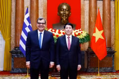 Chủ tịch nước Lương Cường với Đại sứ Hy Lạp Antonios Papakostas tại Lễ trình Quốc thư. (Ảnh: Lâm Khánh/TTXVN)